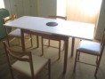 Ensemble table + 4 chaises TBE coloris Blanc et Hêtre 6 personnes
